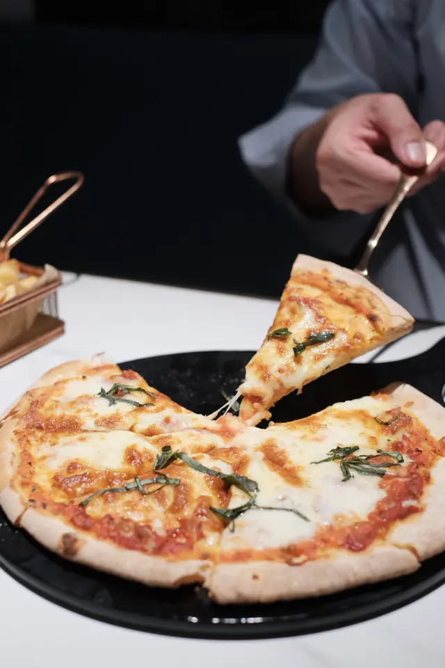 水牛芝士蕃茄羅勒薄餅