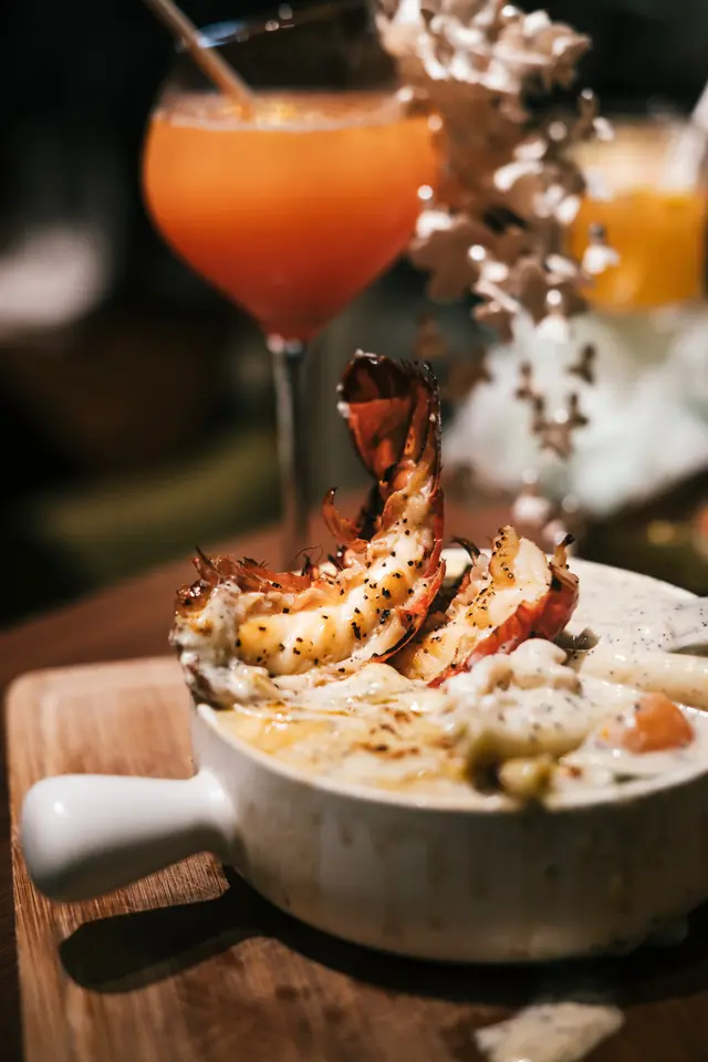 火焰龍蝦尾芝士忌廉手捲意大利麵