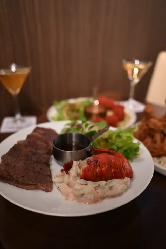 海陸空波士頓龍蝦尾、鹿兒島和牛扒配梅子薯薯·沙律