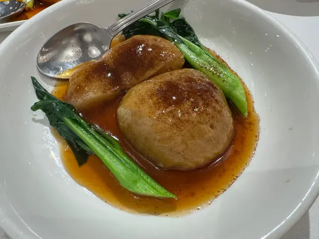 上菜時眼都突埋，咁大件嘅？！食時果然係唔入味，佢可以做到無苦澀味，不過連柚味都無埋。講真，美心嘅柚皮好食好多。