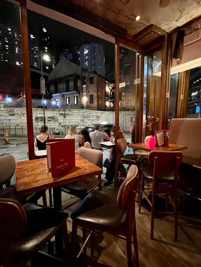 臨走才等到沒人的一刻拍照,雖然天黑了還看到大館