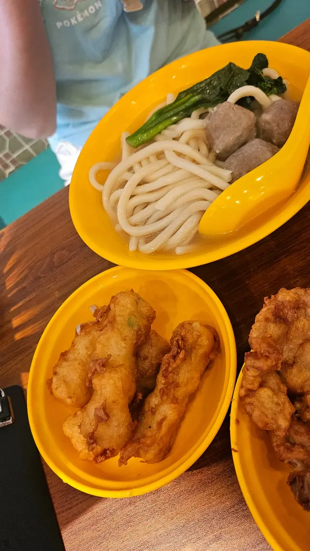 炸墨魚條拼牛丸上海粗麵