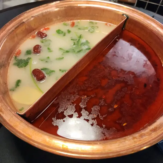 鴛鴦鍋(卜卜蜆濃湯鍋/麻辣湯鍋)