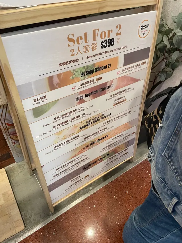 試伏專員又出動
荷里活廣場餐廳出名又貴又唔好食
呢間野真係直升機咁伏伏伏伏伏伏
而我唔知點解會full house
西冷韌過香口膠、帶子有雪味帶腥、薯蓉creamy 仲要起粒粒、carbonara無味、佢仲教識我
Panna cotta上面原來係涼粉＋花奶？！然後不出意外心太軟緊係焗well done
佢擺上枱個下我真係OL左咀
「點解係黑色？」
生無可戀既我地最後埋單＄495，真係多謝晒