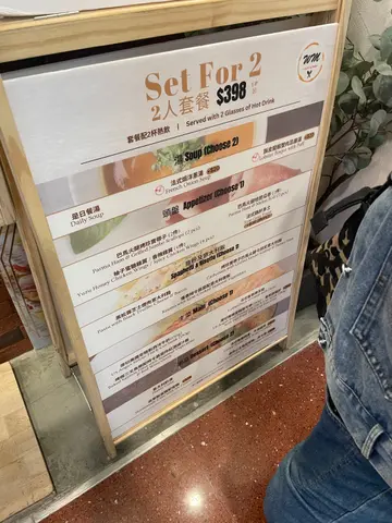 试伏专员又出动
荷里活广场餐厅出名又贵又唔好食
呢间野真系直升机咁伏伏伏伏伏伏
而我唔知点解会full house
西冷韧过香口胶、带子有雪味带腥、薯蓉creamy 仲要起粒粒、carbonara无味、佢仲教识我
Panna cotta上面原来系凉粉＋花奶？！然后不出意外心太软紧系焗well done
佢摆上枱个下我真系OL左咀
「点解系黑色？」
生无可恋既我地最后埋单＄495，真系多谢晒