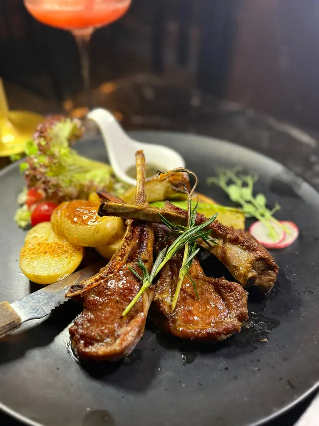 法式羊架三支骨配薄荷醬