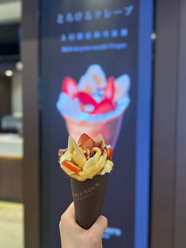 我全都要！🍓🍌🍫草莓酸甜、香蕉軟糯，配絲滑吉士鮮忌廉同濃郁朱古力醬，柔軟餅皮輕輕包住，入口即化！😋每一啖都係幸福感爆棚！
