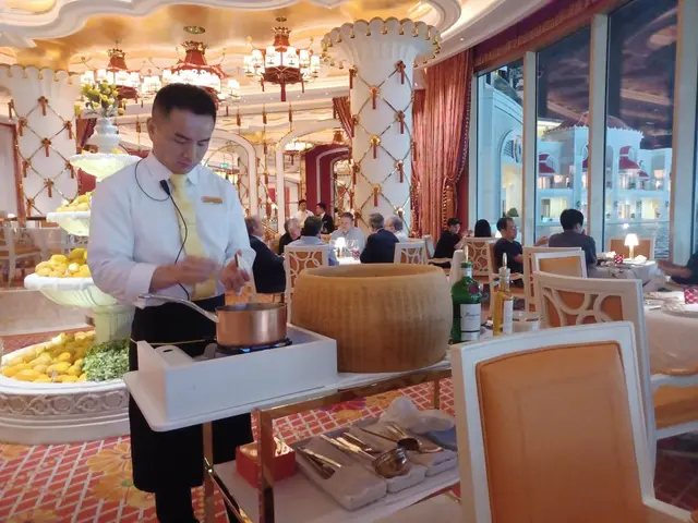 廚師係我個餐桌前,表演即場煮黑松露意粉。好大驚喜。