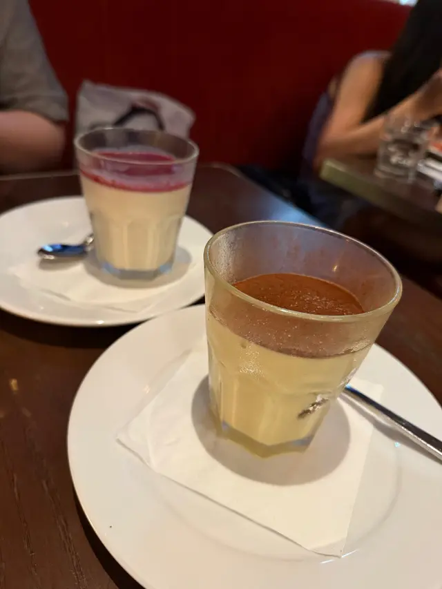 這款餐點不愧是他們的招牌
香濃而不嗆喉的咖啡酒味,幼滑的忌廉,蛋糕濕潤程度拿捏得剛剛好,而且份量很大杯!
讓人回味無窮🤍