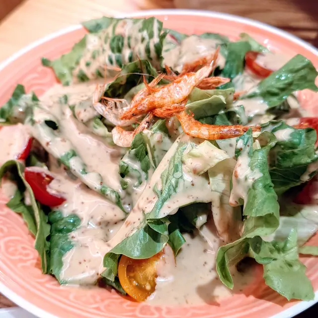 🐑櫻花蝦麻醬A菜,其實係櫻花蝦車厘茄生菜麻醬沙律,櫻花蝦嚟講佢都算大隻,其他就車厘茄同生菜都新鮮,現成麻醬又好味,咁就搞掂食碗麵