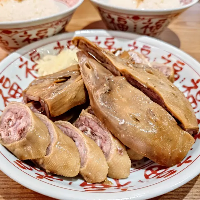 🐑招牌煙燻鵝頭,連埋頸嘅,第一次食鵝頸,原來係好多肉嘅,鵝頭就唔識欣賞嘞😂