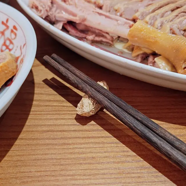 🐑用嚟墊筷子嗰粒花生,剝殼後發現入面嘅花生粒係黑色嘅😆,上網搜尋一下,原來呢啲叫黑金剛花生,食落除咗有花生味外,仲有少許甘甘地,其實幾好食,唔好掉咗佢😁