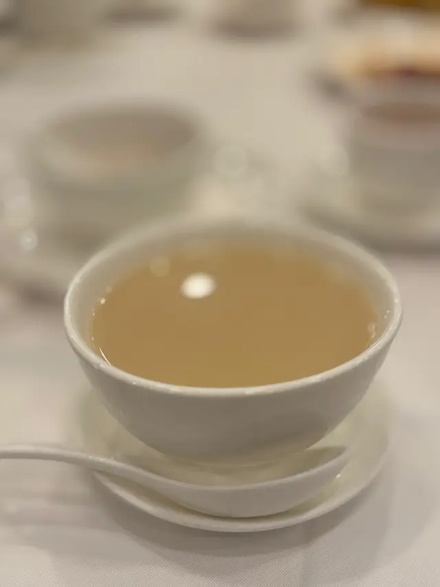 爵士湯味道清甜好飲，但花膠好似魷魚咁硬。