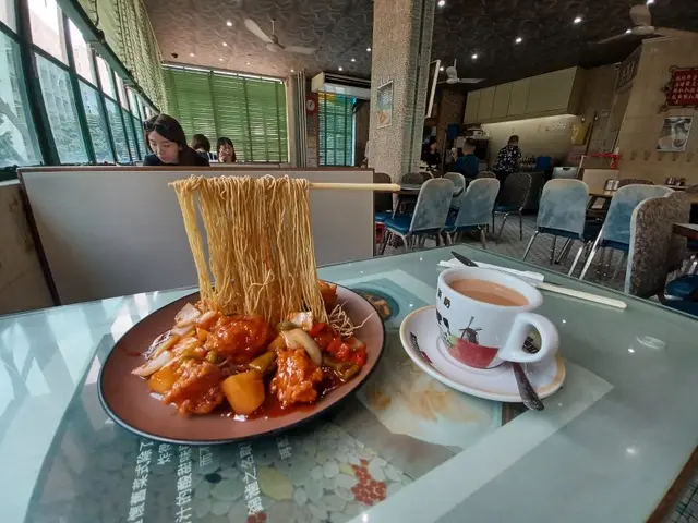 咕嚕蝦球炒麵 + 熱奶茶