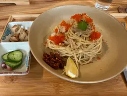 意粉好足料，仲有小菜