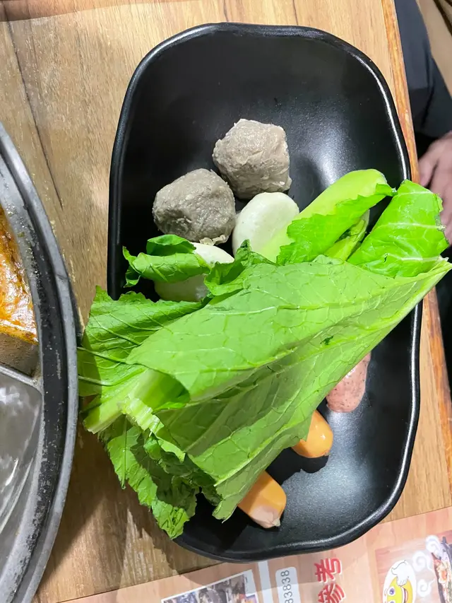 從自助配料吧取的丸類、芝士腸、油麥菜