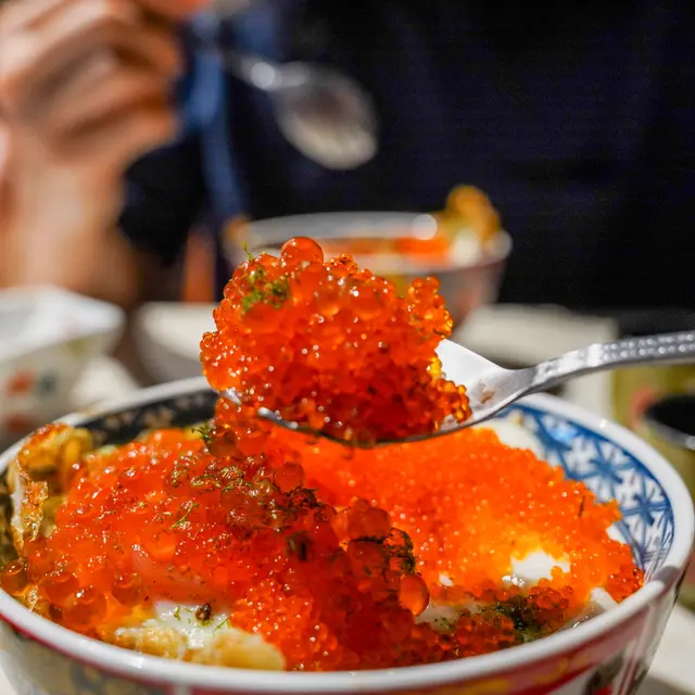 蟹籽三文魚籽海鮮炒飯配香煎蘭王蛋