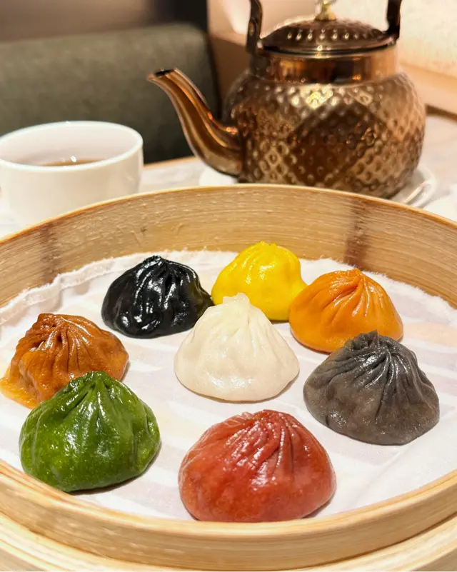 8種獨特口味包括有(招牌原味、糟溜絲瓜、鵝肝、黑松露、芝士、蟹粉、蒜香、川味），跟住指引順序由淡到濃品嚐，每一層味道交集起黎非常獨特，令人回味。