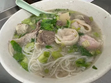 蝴蝶腩鱼皮饺米粉