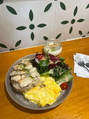 慢煮鸡胸,炒滑蛋配酸种面包