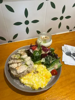 鸡胸唔会好柴，配青酱几香
炒蛋好香滑
配埋yogurt 

感觉真系几健康同时又好食