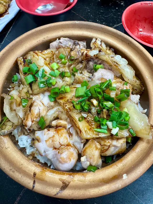 Fish  maw  and  chicken  clay pot  rice