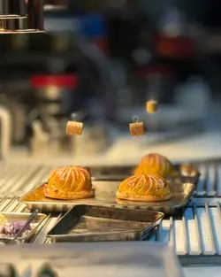 酥皮比一般薄，但牛肉熟度刚好，嫩滑不干
