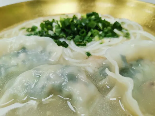 小棠菜餃子米線