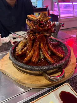 排骨山非常惹味，我地叫左一半火雞辣醬、一半甜味，甜味就無醬包住，辣醬味就juicy啲，愈食愈上癮！排骨偏瘦，岩中意lur 骨人士😋下面仲有吞拿魚紫菜拌飯，夠曬飽，整體份量夠3-4人食都無問題。