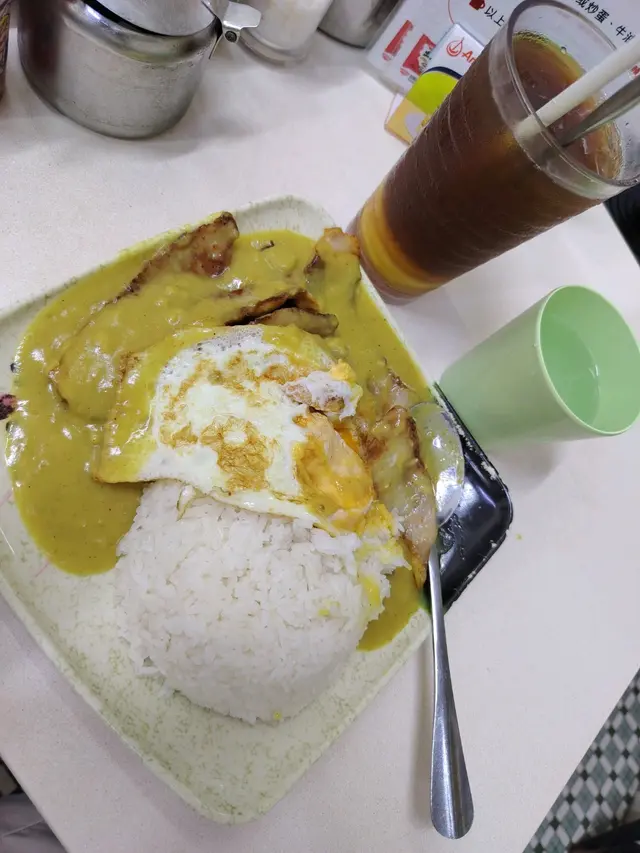 咖哩豬頸肉煎蛋飯