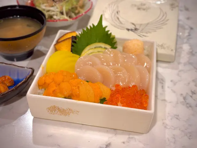 日本帆立貝海膽盛合丼