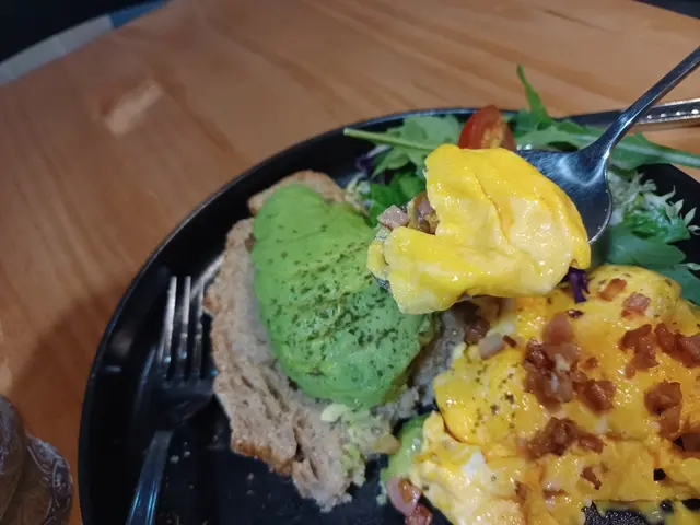 牛油果滑蛋包多士