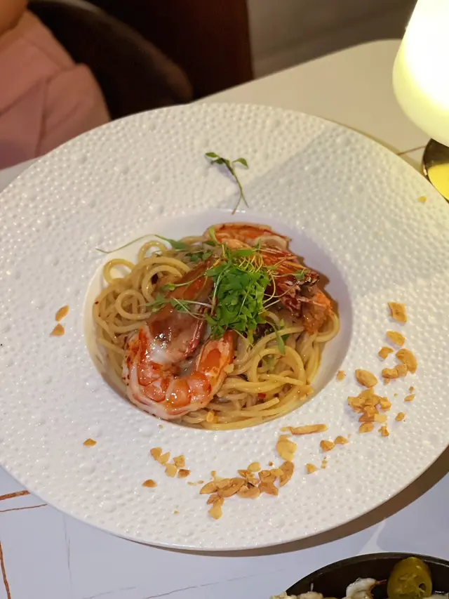 蒜頭辣椒炒深海虎蝦配意粉