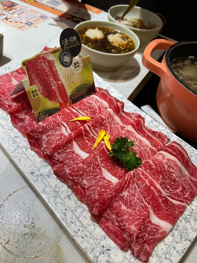 一顧成熟客。全血和牛真係冇得頂!每次食一鼎都保持到一如以往嘅質素,包括佢嘅飲品,小食,最緊要梗係牛啦!真心推介!