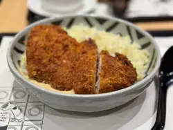 吉列豬扒夠厚，夠脆，夠鬆軟
配上白咖喱汁，簡直一流～￼