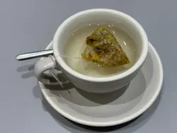 细细杯，连水都装唔满，饮两啖就饮完
$40连加一盛惠$44

真系解释到点解咁多人唔留港消费。。。

食水咁深。真系冇下次