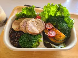 牛小排蒟蒻饭配沙律