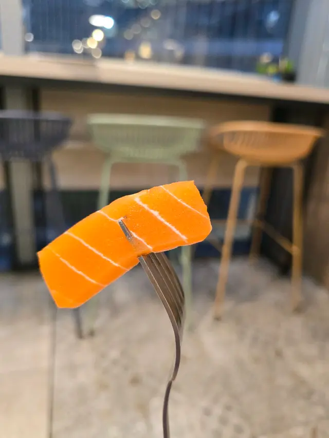 樣樣都未食過, 就試吓呢幾款啦 ~
.素三文魚刺身 (三片) .雪花抹茶糕 (2件) .沙嗲牛串 (1串) .沙嗲雞串 (1串) .晩市套餐 $118 ~ 素乳豬拼桂花叉燒配白飯+素湯+話梅涼瓜+凍無糖抹香綠茶.入素堡 $90 ~ 安格斯牛肉漢堡(蛋奶素) +熱檸水
個素三文魚刺身好得意, 如果唔講你知, 根本食唔出佢係素. 素乳豬拼桂花叉燒外皮脆卜卜, 香口又惹味. 雪花抹茶糕有椰汁味同綠茶味, 各據特色. 總之就係好味. 話梅涼瓜, 一啲苦味都冇, 酸酸甜甜好好味、好開胃.
價錢好抵呀