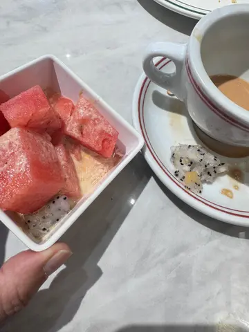 变坏咗嘅火龙果+鲜果配日式芝麻酱=凯撒鲜果沙律
