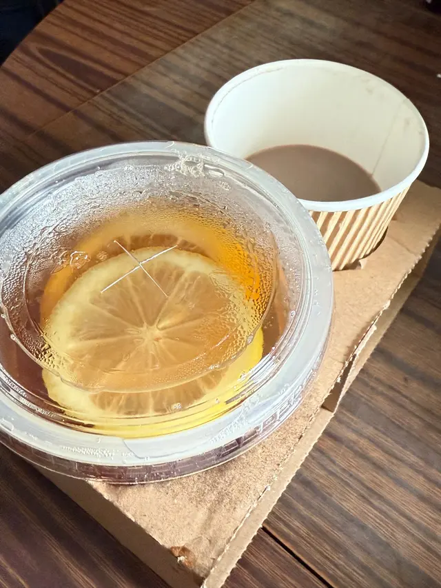 左凍檸茶/右熱朱