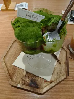 頂層抹茶慕絲灑上巨量抹茶粉，抹茶的甘與苦配上酒味tiramisu，可以嚐到茶的鮮味，味道不會太甜，值得一試
