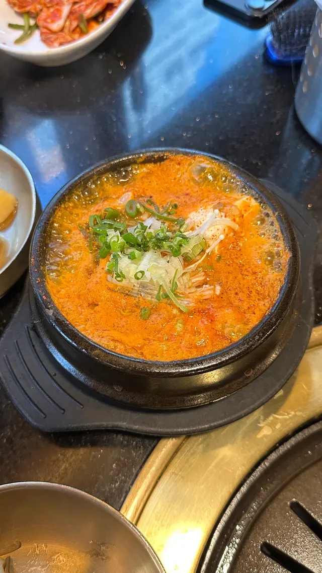 海鮮豆腐鍋配熱鍋飯