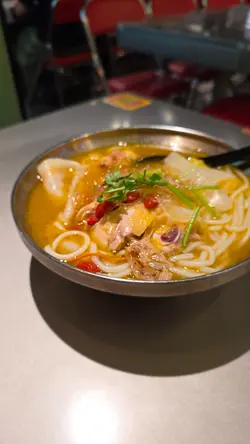 花胶鸡阿妈足料鸡汤米线