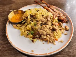 菠蘿炒飯拼雞串燒