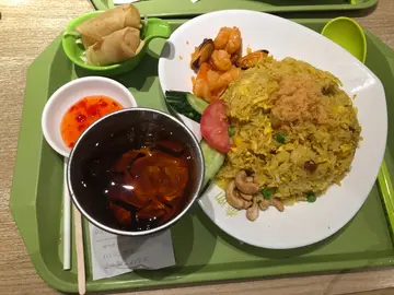 菠蘿海鮮炒飯 配春卷