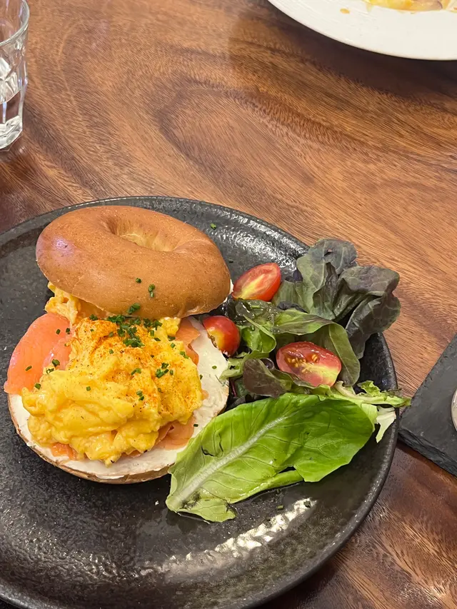 Smoked salmon bagel