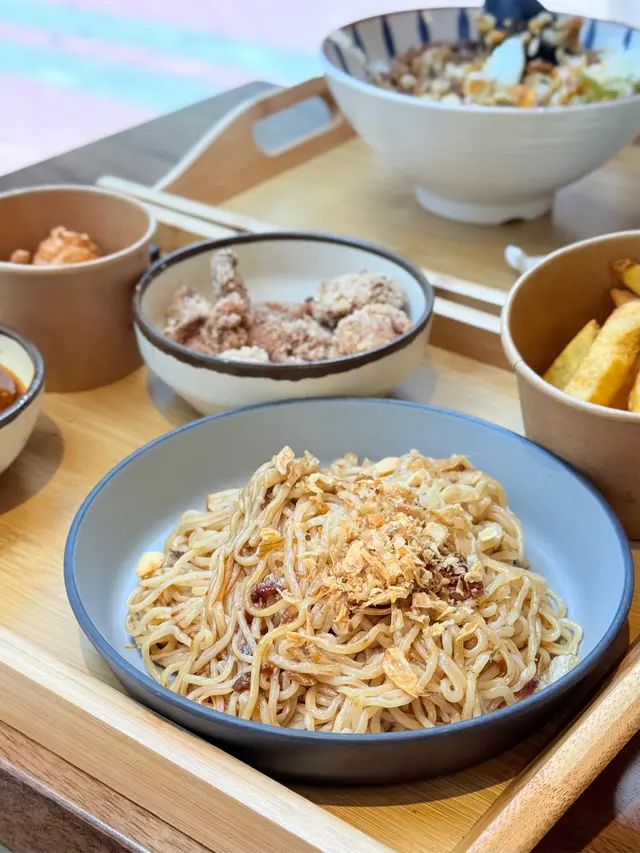 鹽酥雞係呢餐最正嘅！外皮脆身唔油，肉質嫩，有返台灣夜市「豪大大」嘅feel，值得一試～至於鴨血，味道比較淡，建議一定要將鴨血嘅汁同拌麵勻勻拌開，先會夠味唔乾身，麻辣度幾温和，唔怕辣嘅朋友都接受到。

地瓜本身嘅香甜味好濃，但外皮有少少厚，咬落偏硬，鐘意扎實口感嘅可能會鍾意，不過如果可以炸得再軟腍少少就好啲。