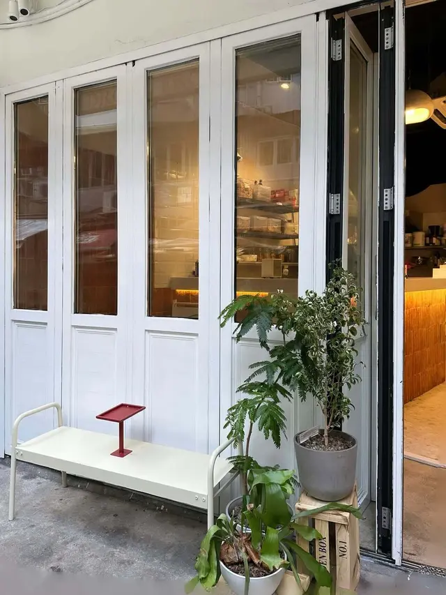 白色嘅簡約風，乳酪杯款又夠靚，隨便搵個位坐低打卡都很可以 📸