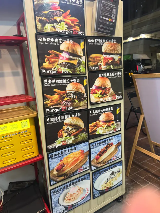 多款手工種類漢堡包,除咗牛之外,仲有吉列魚柳,炸雞蒜香野菌漢堡,煙肉都有