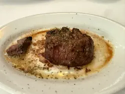 六安士菲力牛扒及紅酒